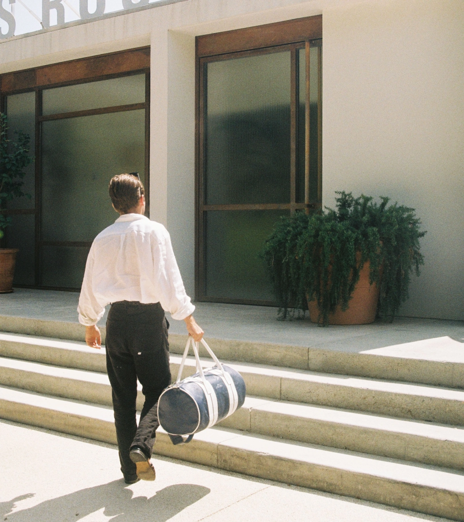 BUYT bag in summer, wearing linen shirt